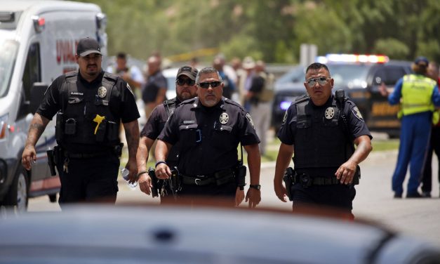 Etats-Unis: au moins 19 morts, dont 18 enfants, dans une fusillade dans une école du Texas