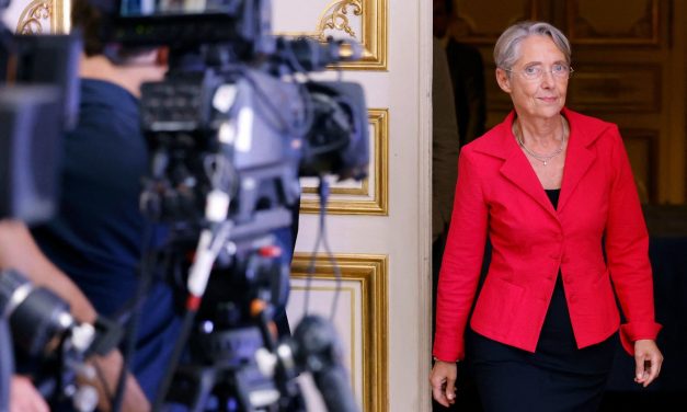 Emmanuel Macron refuse la démission d’Elisabeth Borne « afin que le gouvernement reste à sa tâche »