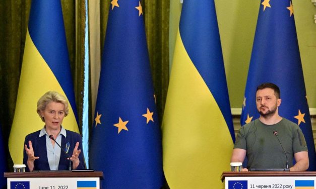 L’UE accorde officiellement le statut de candidat à l’Ukraine et à la Moldavie pour rejoindre le bloc…