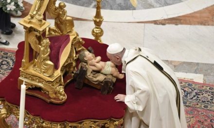 Le Pape François : la mangeoire de Noël, invitation à servir Jésus dans les pauvres