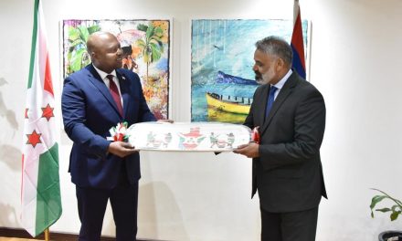 Le ministre des Affaires étrangères du Burundi participe à une réunion de travail pour développer les relations bilatérales